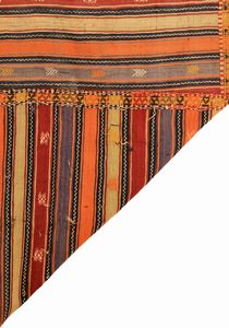 Tappeto Kilim Nomade, Nord Africa, XX secolo  - Asta Collezioni Private - Mobili, Oggetti d'Arte e Dipinti Antichi e del XIX Secolo - Associazione Nazionale - Case d'Asta italiane