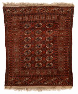 Tappeto turkmeno a disegno Bukhara, inizi XX secolo  - Asta Collezioni Private - Mobili, Oggetti d'Arte e Dipinti Antichi e del XIX Secolo - Associazione Nazionale - Case d'Asta italiane