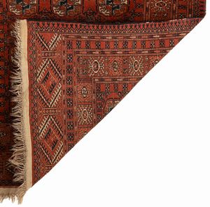 Tappeto turkmeno a disegno Bukhara, inizi XX secolo  - Asta Collezioni Private - Mobili, Oggetti d'Arte e Dipinti Antichi e del XIX Secolo - Associazione Nazionale - Case d'Asta italiane