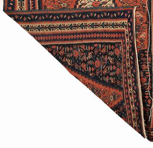 Tappeto Kilim Sharkoy fondo rosso, inizio XX secolo  - Asta Collezioni Private - Mobili, Oggetti d'Arte e Dipinti Antichi e del XIX Secolo - Associazione Nazionale - Case d'Asta italiane