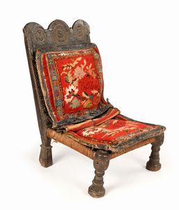 Sedia bassa in legno intagliato, arte medio orientale, XIX secolo  - Asta Collezioni Private - Mobili, Oggetti d'Arte e Dipinti Antichi e del XIX Secolo - Associazione Nazionale - Case d'Asta italiane