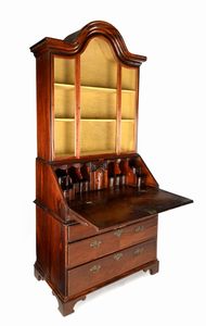 Cassettone a ribalta con alzata, arte coloniale inglese, XVIII secolo  - Asta Collezioni Private - Mobili, Oggetti d'Arte e Dipinti Antichi e del XIX Secolo - Associazione Nazionale - Case d'Asta italiane