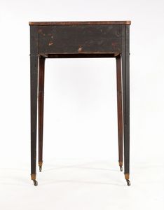 Tavolino in mogano, Inghilterra, XIX secolo  - Asta Collezioni Private - Mobili, Oggetti d'Arte e Dipinti Antichi e del XIX Secolo - Associazione Nazionale - Case d'Asta italiane