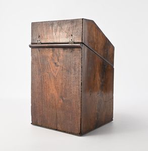 Scatola portaposate in mogano e satinwood, Inghilterra, XIX secolo  - Asta Collezioni Private - Mobili, Oggetti d'Arte e Dipinti Antichi e del XIX Secolo - Associazione Nazionale - Case d'Asta italiane