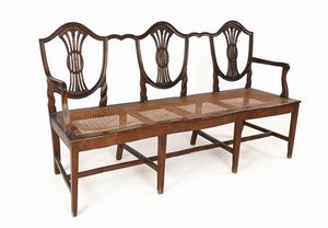 Divano in noce a tre posti e sedia en suite, Inghilterra, epoca Giorgio III, XVIII secolo  - Asta Collezioni Private - Mobili, Oggetti d'Arte e Dipinti Antichi e del XIX Secolo - Associazione Nazionale - Case d'Asta italiane