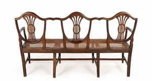 Divano in noce a tre posti e sedia en suite, Inghilterra, epoca Giorgio III, XVIII secolo  - Asta Collezioni Private - Mobili, Oggetti d'Arte e Dipinti Antichi e del XIX Secolo - Associazione Nazionale - Case d'Asta italiane