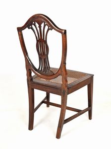 Divano in noce a tre posti e sedia en suite, Inghilterra, epoca Giorgio III, XVIII secolo  - Asta Collezioni Private - Mobili, Oggetti d'Arte e Dipinti Antichi e del XIX Secolo - Associazione Nazionale - Case d'Asta italiane