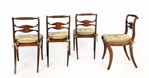 Quattro sedie Regency con finiture ornamentali in tolla dorata, Inghilterra, inizi del XIX secolo  - Asta Collezioni Private - Mobili, Oggetti d'Arte e Dipinti Antichi e del XIX Secolo - Associazione Nazionale - Case d'Asta italiane