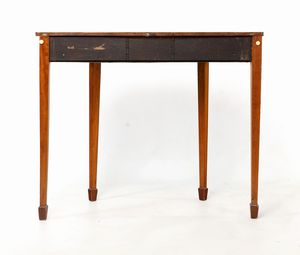 Sidetable a mezza luna in satinwood, Inghilterra, XIX secolo  - Asta Collezioni Private - Mobili, Oggetti d'Arte e Dipinti Antichi e del XIX Secolo - Associazione Nazionale - Case d'Asta italiane