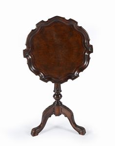 Tavolino in stile Chippendale, Inghilterra, XIX secolo  - Asta Collezioni Private - Mobili, Oggetti d'Arte e Dipinti Antichi e del XIX Secolo - Associazione Nazionale - Case d'Asta italiane