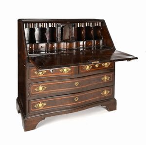 Cassettone a ribalta con filettature ed intarsi in legno di frutto, Olanda, XVIII secolo  - Asta Collezioni Private - Mobili, Oggetti d'Arte e Dipinti Antichi e del XIX Secolo - Associazione Nazionale - Case d'Asta italiane