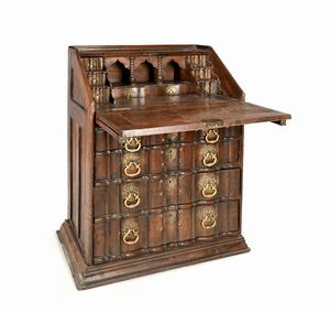 Piccolo cassettone a ribalta, arte coloniale indo portoghese, XVIII secolo  - Asta Collezioni Private - Mobili, Oggetti d'Arte e Dipinti Antichi e del XIX Secolo - Associazione Nazionale - Case d'Asta italiane