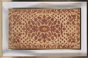 Due antichi esemplari tessili in velluto operato entro cornici in ottone  - Asta Collezioni Private - Mobili, Oggetti d'Arte e Dipinti Antichi e del XIX Secolo - Associazione Nazionale - Case d'Asta italiane