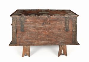 Cassone in legno con applicazioni in rame ed ottone incisi, arte coloniale indo-portoghese, XVIII secolo  - Asta Collezioni Private - Mobili, Oggetti d'Arte e Dipinti Antichi e del XIX Secolo - Associazione Nazionale - Case d'Asta italiane