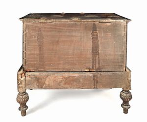 Cassone in legno con base ed applicazioni in ottone e rame, probabilmente realizzato nelle colonie olandesi, per i Paesi Bassi, fine XVII/inizi XVIII secolo  - Asta Collezioni Private - Mobili, Oggetti d'Arte e Dipinti Antichi e del XIX Secolo - Associazione Nazionale - Case d'Asta italiane