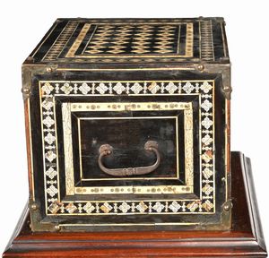 Stipo in legno ebanizzato con intarsi in osso, arte coloniale indo inglese, XVIII secolo  - Asta Collezioni Private - Mobili, Oggetti d'Arte e Dipinti Antichi e del XIX Secolo - Associazione Nazionale - Case d'Asta italiane