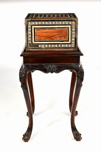 Stipo in legno ebanizzato con intarsi in osso, arte coloniale indo inglese, XVIII secolo  - Asta Collezioni Private - Mobili, Oggetti d'Arte e Dipinti Antichi e del XIX Secolo - Associazione Nazionale - Case d'Asta italiane
