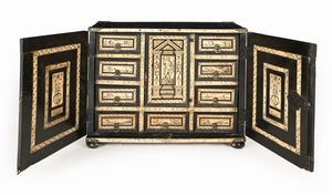 Stipo in legno ebanizzato con placche in osso pirografato, Germania, XVII secolo  - Asta Collezioni Private - Mobili, Oggetti d'Arte e Dipinti Antichi e del XIX Secolo - Associazione Nazionale - Case d'Asta italiane