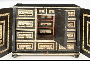 Stipo in legno ebanizzato con placche in osso pirografato, Germania, XVII secolo  - Asta Collezioni Private - Mobili, Oggetti d'Arte e Dipinti Antichi e del XIX Secolo - Associazione Nazionale - Case d'Asta italiane