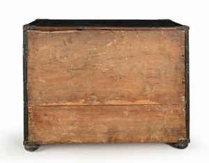 Stipo in legno ebanizzato con placche in osso pirografato, Germania, XVII secolo  - Asta Collezioni Private - Mobili, Oggetti d'Arte e Dipinti Antichi e del XIX Secolo - Associazione Nazionale - Case d'Asta italiane