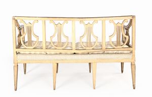 Divanetto in legno laccato bianco e oro, Toscana, XVIII secolo  - Asta Collezioni Private - Mobili, Oggetti d'Arte e Dipinti Antichi e del XIX Secolo - Associazione Nazionale - Case d'Asta italiane