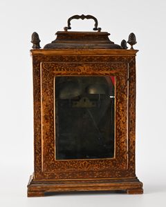 Pendola da tavolo in legno laccato e dorato, XVIII secolo  - Asta Collezioni Private - Mobili, Oggetti d'Arte e Dipinti Antichi e del XIX Secolo - Associazione Nazionale - Case d'Asta italiane