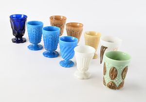 Nove bicchieri diversi in vetro molato di differenti colori e decorazione, Boemia, fine XIX secolo  - Asta Collezioni Private - Mobili, Oggetti d'Arte e Dipinti Antichi e del XIX Secolo - Associazione Nazionale - Case d'Asta italiane
