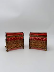 Coppia di scatole portagioie in cristallo rosso molato e metallo dorato, Francia, inizi XX secolo  - Asta Collezioni Private - Mobili, Oggetti d'Arte e Dipinti Antichi e del XIX Secolo - Associazione Nazionale - Case d'Asta italiane