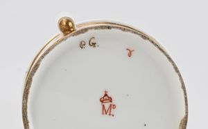 Due oggetti in porcellana di diversa manifattura europea, XIX secolo  - Asta Collezioni Private - Mobili, Oggetti d'Arte e Dipinti Antichi e del XIX Secolo - Associazione Nazionale - Case d'Asta italiane