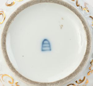 Tre cache-pots in porcellana policroma con lumeggiature dorate, Vienna XVIII secolo  - Asta Collezioni Private - Mobili, Oggetti d'Arte e Dipinti Antichi e del XIX Secolo - Associazione Nazionale - Case d'Asta italiane