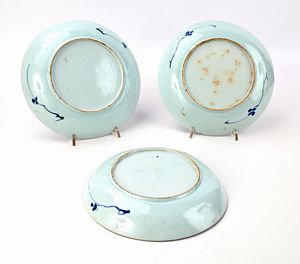 Tre piatti in porcellana bianca e blu con fitta decorazione floreale, Cina, XVIII secolo  - Asta Collezioni Private - Mobili, Oggetti d'Arte e Dipinti Antichi e del XIX Secolo - Associazione Nazionale - Case d'Asta italiane