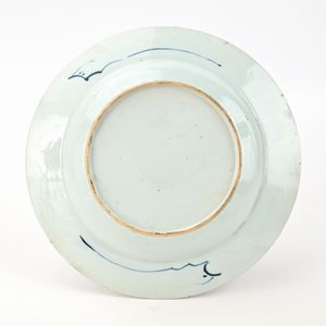 Quattro piatti in porcellana bianca e blu, Cina, XVIII secolo  - Asta Collezioni Private - Mobili, Oggetti d'Arte e Dipinti Antichi e del XIX Secolo - Associazione Nazionale - Case d'Asta italiane