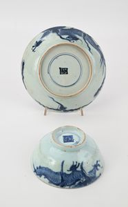 Due ciotole diverse in porcellana bianca e blu, Cina, XVIII secolo  - Asta Collezioni Private - Mobili, Oggetti d'Arte e Dipinti Antichi e del XIX Secolo - Associazione Nazionale - Case d'Asta italiane