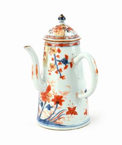 Cioccolatiera in porcellana Imari, Cina, Compagnia delle Indie, XVIII secolo  - Asta Collezioni Private - Mobili, Oggetti d'Arte e Dipinti Antichi e del XIX Secolo - Associazione Nazionale - Case d'Asta italiane