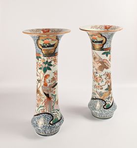 Coppia di grandi vasi a tromba in porcellana policroma, Giappone, XIX secolo  - Asta Collezioni Private - Mobili, Oggetti d'Arte e Dipinti Antichi e del XIX Secolo - Associazione Nazionale - Case d'Asta italiane
