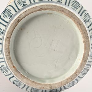 Coppia di grandi vasi a tromba in porcellana policroma, Giappone, XIX secolo  - Asta Collezioni Private - Mobili, Oggetti d'Arte e Dipinti Antichi e del XIX Secolo - Associazione Nazionale - Case d'Asta italiane