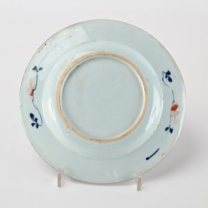 Piatto in porcellana Imari, Cina, XVIII secolo  - Asta Collezioni Private - Mobili, Oggetti d'Arte e Dipinti Antichi e del XIX Secolo - Associazione Nazionale - Case d'Asta italiane