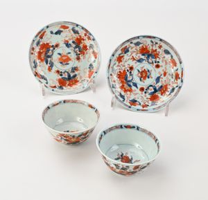 Coppia di bowls con piattino in porcellana Imari, XVIII secolo  - Asta Collezioni Private - Mobili, Oggetti d'Arte e Dipinti Antichi e del XIX Secolo - Associazione Nazionale - Case d'Asta italiane