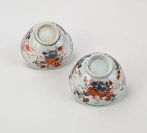 Coppia di bowls con piattino in porcellana Imari, XVIII secolo  - Asta Collezioni Private - Mobili, Oggetti d'Arte e Dipinti Antichi e del XIX Secolo - Associazione Nazionale - Case d'Asta italiane