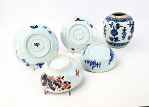 Cinque oggetti in porcellana, Cina, Compagnia delle Indie, XVIII secolo  - Asta Collezioni Private - Mobili, Oggetti d'Arte e Dipinti Antichi e del XIX Secolo - Associazione Nazionale - Case d'Asta italiane