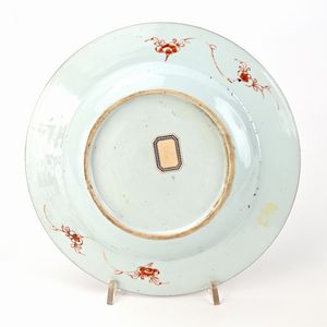 Quattro piatti e un vassoio in porcellana policroma con diversa decorazione, Cina, Compagnia delle Indie, XVIII secolo  - Asta Collezioni Private - Mobili, Oggetti d'Arte e Dipinti Antichi e del XIX Secolo - Associazione Nazionale - Case d'Asta italiane