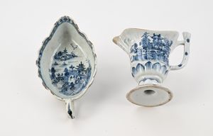 Salsiera a navicella e brocchetta in porcellana bianca e blu, Compagnia delle Indie, XVIII secolo  - Asta Collezioni Private - Mobili, Oggetti d'Arte e Dipinti Antichi e del XIX Secolo - Associazione Nazionale - Case d'Asta italiane