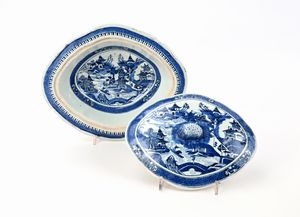 Legumiera in porcellana bianca e blu, Cina, XVIII secolo  - Asta Collezioni Private - Mobili, Oggetti d'Arte e Dipinti Antichi e del XIX Secolo - Associazione Nazionale - Case d'Asta italiane