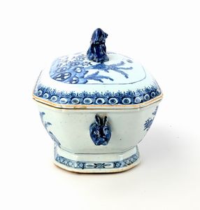 Zuppiera con coperchio in porcellana bianca e blu, Cina  - Asta Collezioni Private - Mobili, Oggetti d'Arte e Dipinti Antichi e del XIX Secolo - Associazione Nazionale - Case d'Asta italiane
