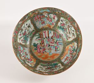 Grande ciotola in porcellana policroma, Cina, XIX secolo  - Asta Collezioni Private - Mobili, Oggetti d'Arte e Dipinti Antichi e del XIX Secolo - Associazione Nazionale - Case d'Asta italiane