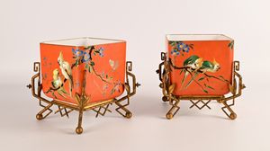 Coppia di cache pots in vetro opalino dipinto e montatura in bronzo dorato  - Asta Collezioni Private - Mobili, Oggetti d'Arte e Dipinti Antichi e del XIX Secolo - Associazione Nazionale - Case d'Asta italiane