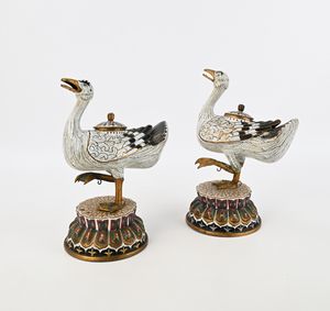Coppia di bruciaprofumi zoomorfi in metallo cloisonn, Cina, fine XIX/inizi XX secolo  - Asta Collezioni Private - Mobili, Oggetti d'Arte e Dipinti Antichi e del XIX Secolo - Associazione Nazionale - Case d'Asta italiane