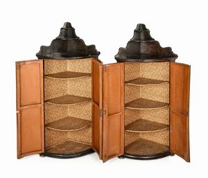 Coppia di angoliere in legno laccato a chinoisries, Inghilterra, XVIII secolo  - Asta Collezioni Private - Mobili, Oggetti d'Arte e Dipinti Antichi e del XIX Secolo - Associazione Nazionale - Case d'Asta italiane