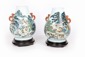 Coppia di grandi vasi biansati Hu in porcellana con decoro cento cervi, Cina, dinastia Qing, XIX secolo  - Asta Collezioni Private - Mobili, Oggetti d'Arte e Dipinti Antichi e del XIX Secolo - Associazione Nazionale - Case d'Asta italiane