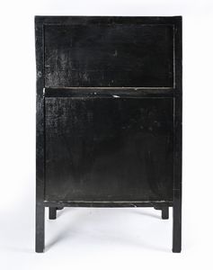 Mobile contenitore in legno ebanizzato, Cina, XX secolo  - Asta Collezioni Private - Mobili, Oggetti d'Arte e Dipinti Antichi e del XIX Secolo - Associazione Nazionale - Case d'Asta italiane